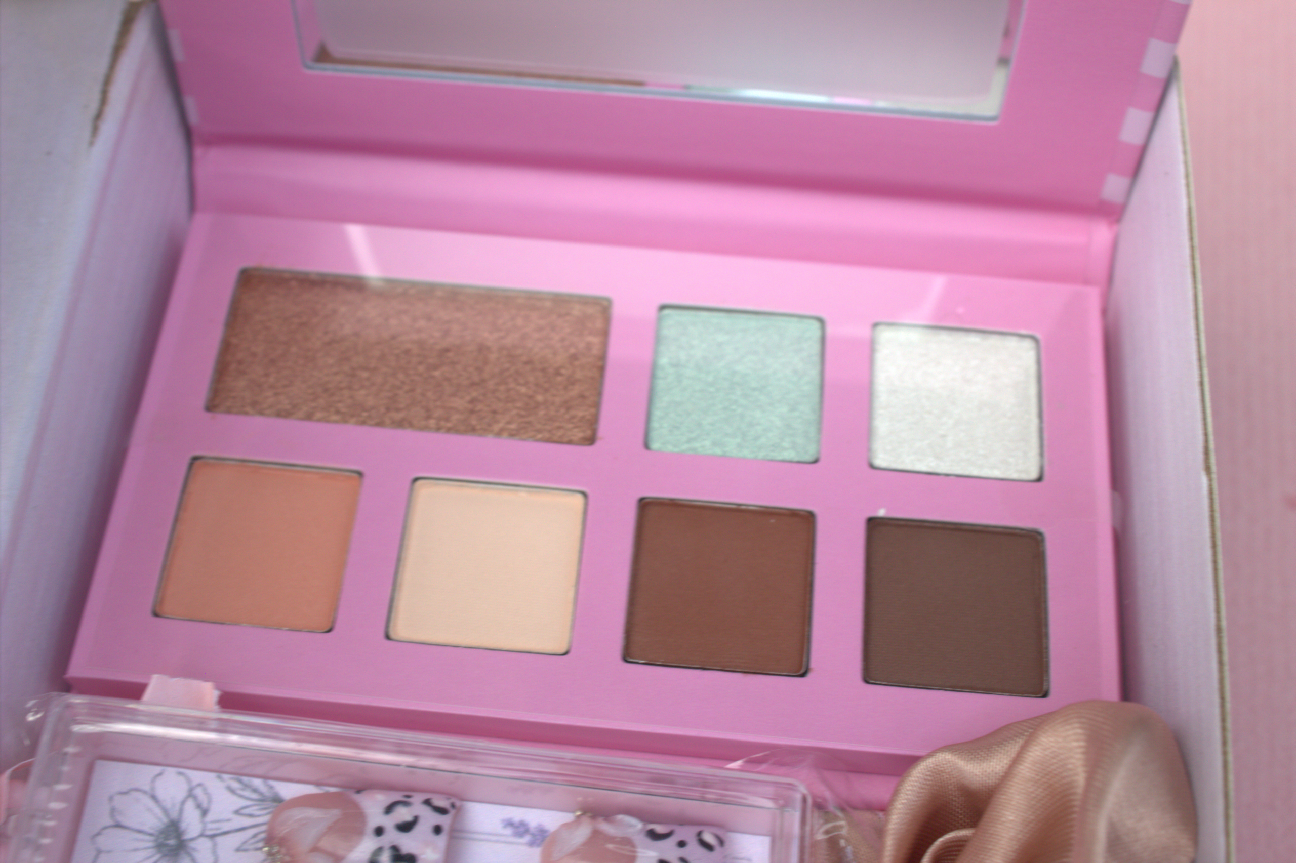 Custom Nails and Eyeshadow Bundle - Image 3